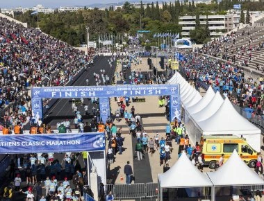 Η στιγμή του τερματισμού για τον μεγάλο νικητή του 36ου Μαραθωνίου Αθήνας (βίντεο)
